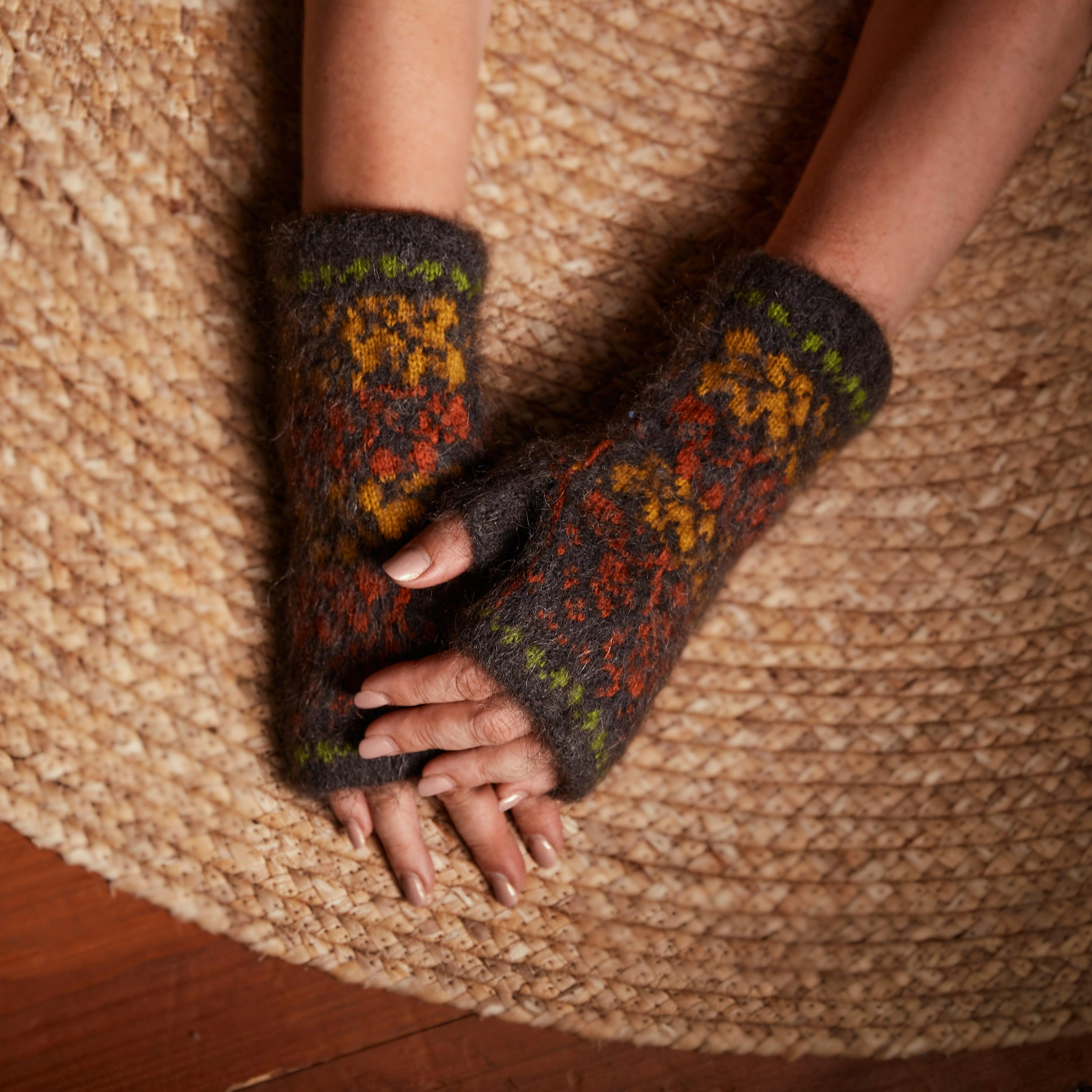 Cozy Autumn Acorn Goat Wool Fingerless Gloves – Perfect Fall Style!